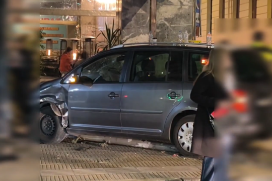 Αυτοκίνητο «εισέβαλε» σε καφετέρια στα Εξάρχεια - Δεν λειτουργούσαν τα φανάρια [βίντεο]